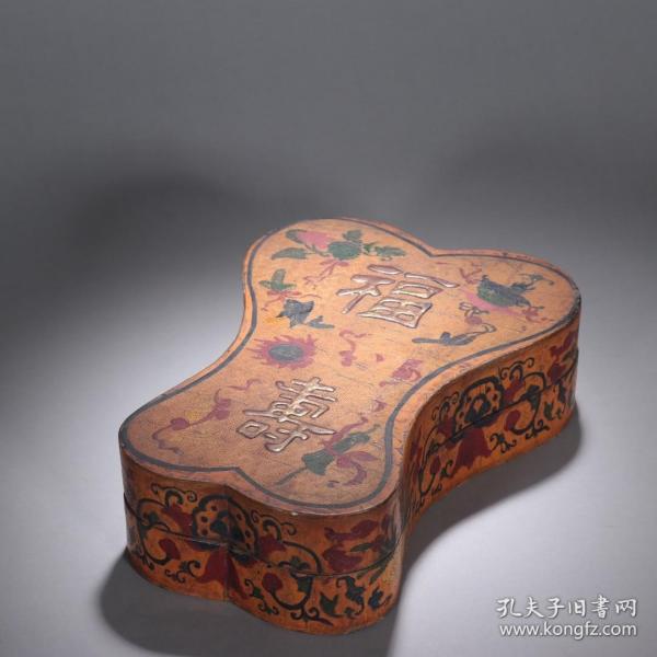 清-老漆器福壽紋扇形蓋盒。
