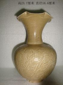 青瓷刻花瓶