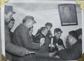 原版老照片1443  包老包真   浙江萧山县的棉农出售棉花后将余款存入人民银行