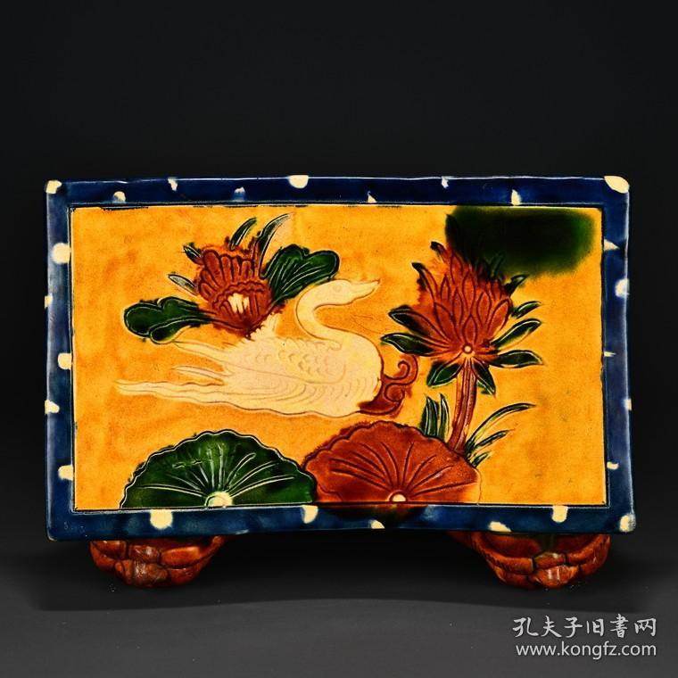 唐三彩刻鸳鸯缠枝莲纹双狮枕