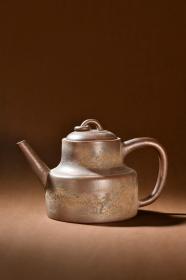 旧藏 紫砂老料山水意境茶壶。