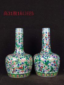 大清雍正年制，手绘五彩蝴蝶花卉天球瓶一对，器型优美，保存完好。