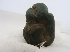 My6、 碧玉陨石，属于稀有陨石。猴。生肖猴。重量：90克。【 尺寸:   6 × 4 × 3 cm 】