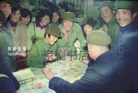 剧照新印：70年代民兵生活1张：大家一起来下棋（6寸 15*10cm）