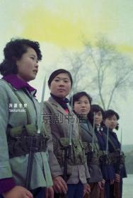 剧照新印：70年代民兵生活1张：英姿飒爽女民兵班（6寸 15*10cm）