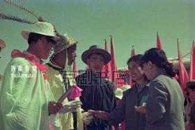剧照新印：70年代生活：干部慰问少数民族 地点：吉林乌拉街（6寸 15*10cm）
