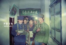 剧照新印：70年代民兵生活1张：青年民兵之家（6寸 15*10cm）