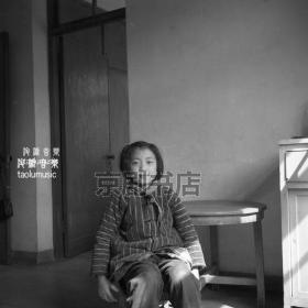剧照新印：六十年代在家的小女孩（120黑白原底片冲印8寸 15*15cm ）