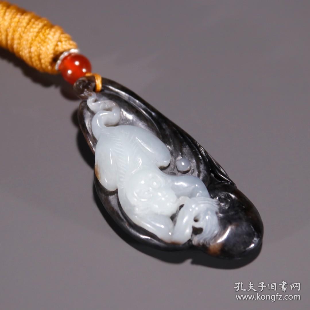 旧藏和田玉黑皮料如意灵猴雕件