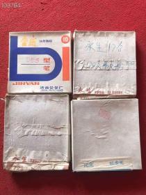 七、八十年代的库存 钢笔四盒:  金燕牌 一盒，永生牌 两盒，北京将军702  一盒。每盒含 10支 共40支，全部全新未使用，全部包老到七、八十年代。通走不单卖，价格便宜。