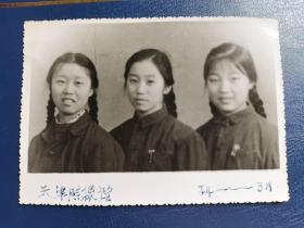 扎辫子的仨姑娘1974年于天津照相馆合影——黑白老照片一张1
