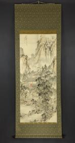 名家巨匠，幸野梅岭巨幅山水《谢公对棋图》，世说新语：“谢公与人围棋，俄而谢玄淮上信至，看书竟，默然无言，徐向局。客问淮上利害，答曰：“小儿辈大破贼。”意色举止，不异于常。”款：“曾见对山老人有此本，因背抚其意，梅岭仙史丰”，可见幸野梅岭是背临日根对山之作。纸本绫裱，有木盒，尺寸画心：131.5*55，整体197*69.5幸野梅岭（1844～1895）日本明治年间的画坛巨擘。