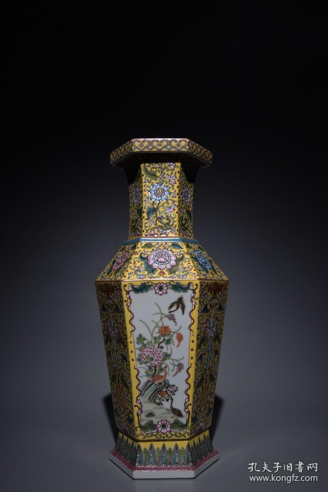 清"大清乾隆年制"黄底粉彩花鸟纹赏瓶