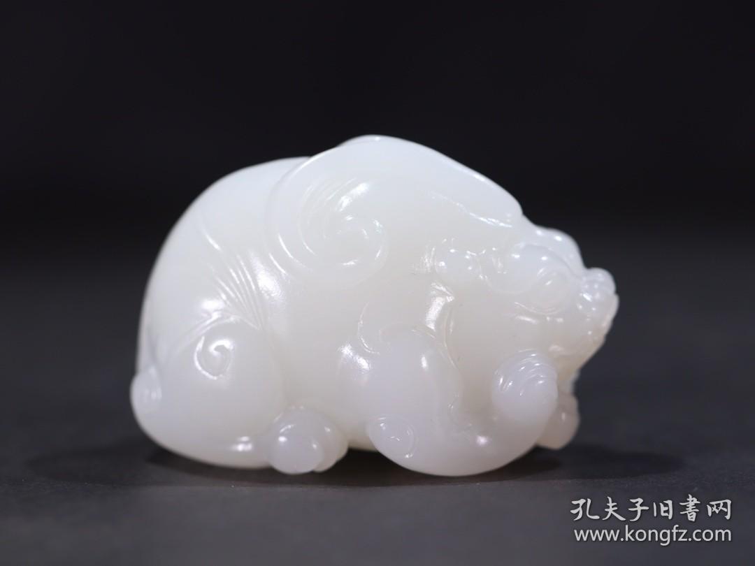 和田羊脂白玉,雕刻貔貅,开脸清晰,玉质细腻油润,毛孔清晰,密度好,雕工