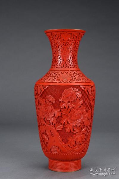 清：铜胎剔红花卉纹赏瓶。