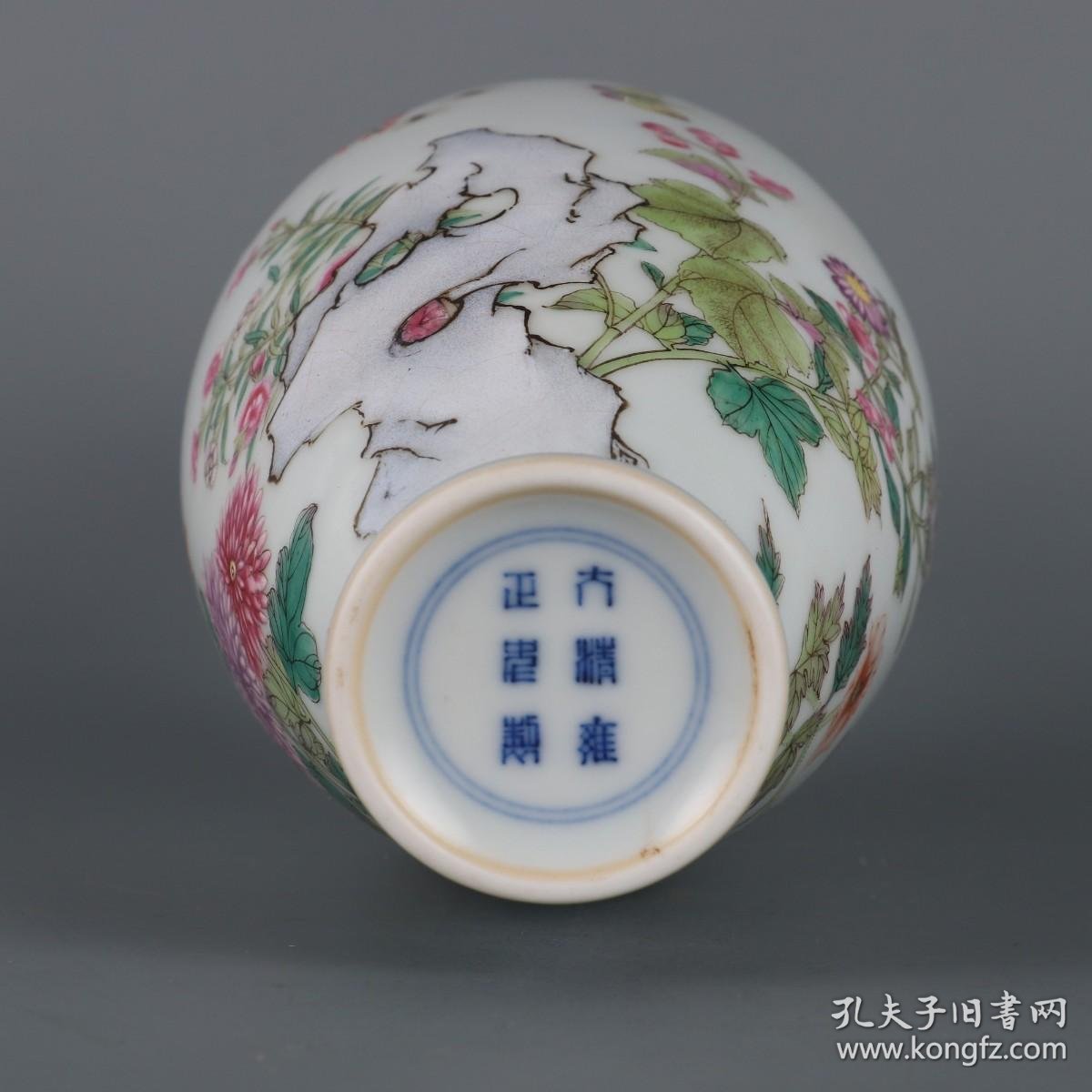 清雍正年间珐琅彩蝶恋花赏瓶 .