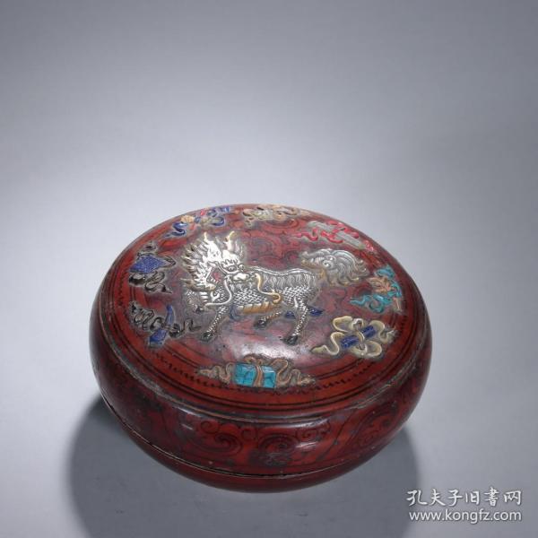 舊藏-老漆雕嵌百寶麒麟圖蓋盒。