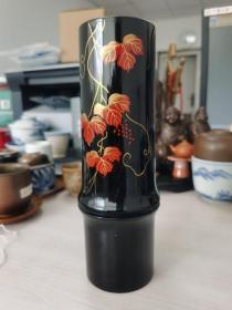 日本購回：日本輪島涂漆器花瓶、竹形花道、花器、花入、表面涂大漆彩繪花瓶，中古品，一面金蒔繪花卉圖案，內附鋁膽，可放水做水植花卉，插花藝術 （高24、寬8CM ）
