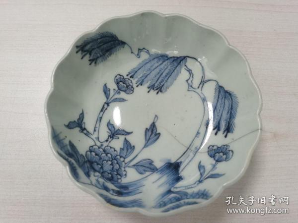 日本購回：-青花手繪花卉小缽、小盤、壺承（老物件，有沖線、胎體厚重、看好再拍，售出不退不換）