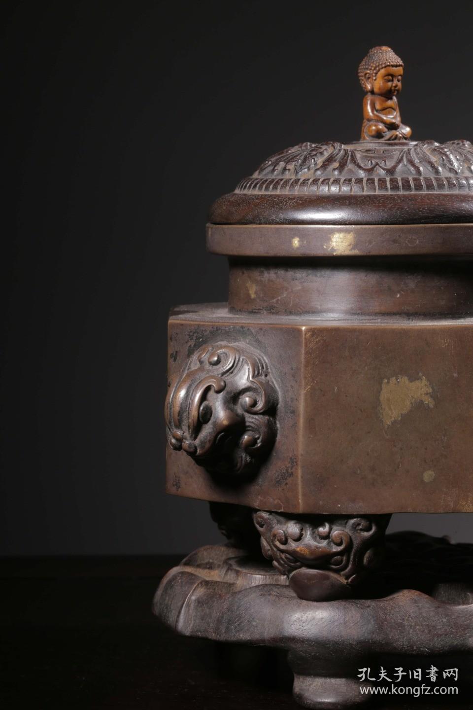 旧藏"大清乾隆年制"款铜洒金双狮耳八方形香薰炉(配红木盖底)