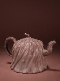 清代 陈鸣远制紫砂堆雕树桩形茶壶。