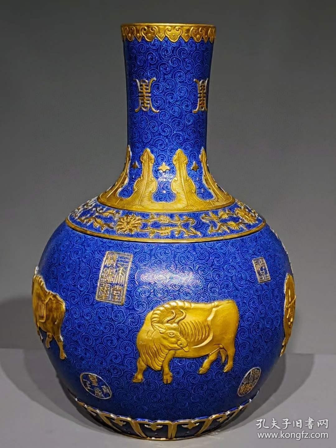 "大清乾隆年制"精工细作满工蓝釉轧道工艺浮雕刻瓷描金"五牛图"天球瓶