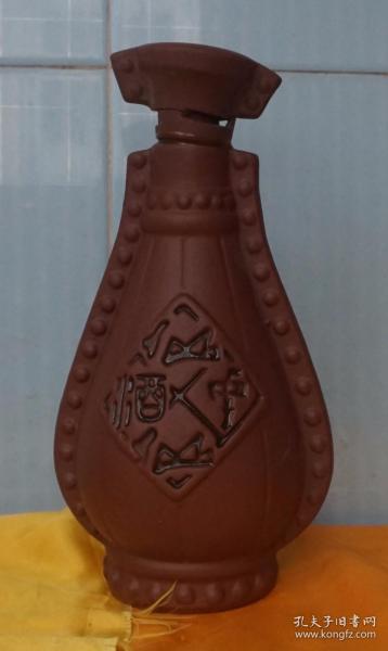 收藏旧酒瓶 异形浮雕陶酒瓶高22厘米一斤装A13