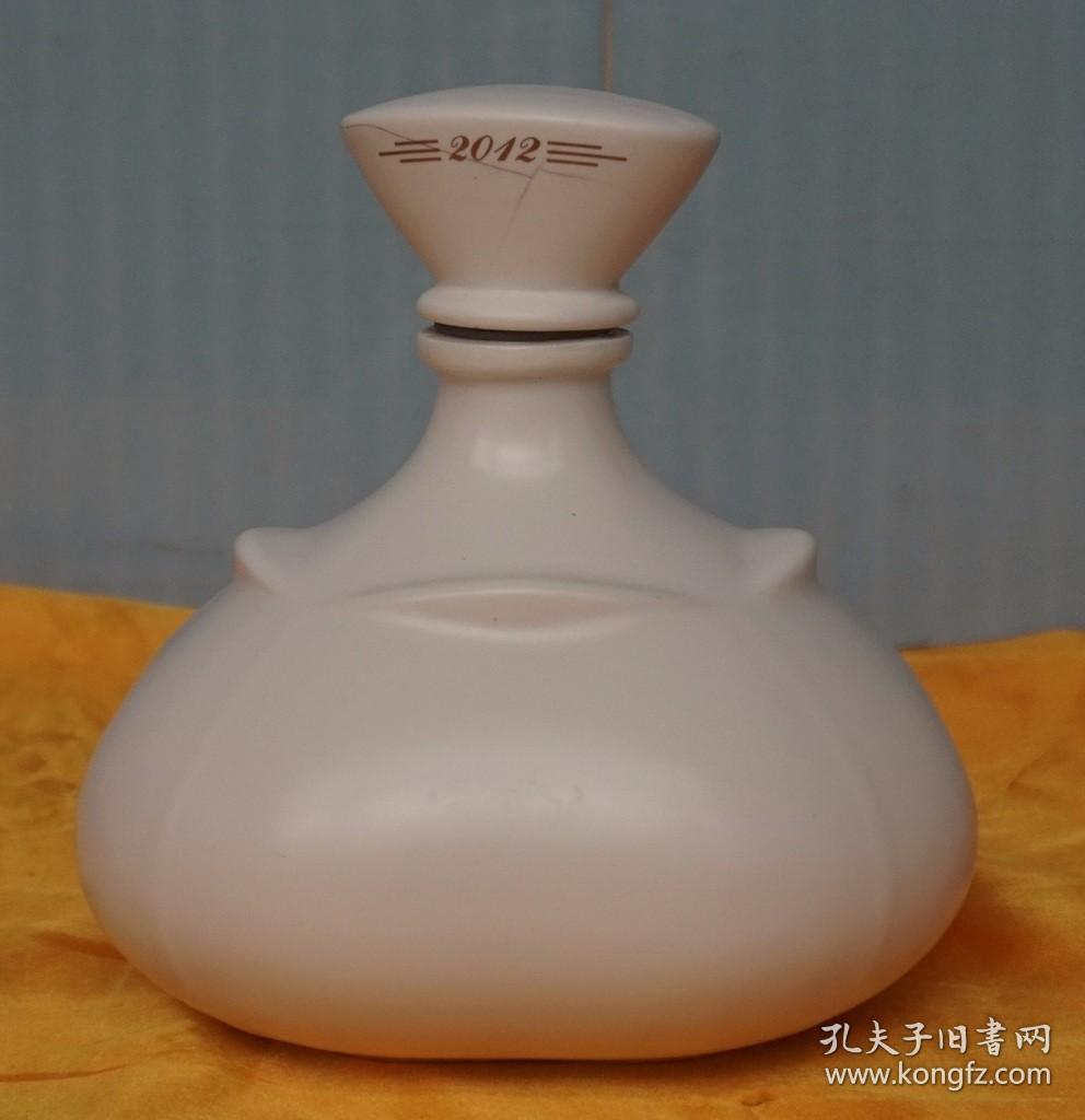 收藏酒瓶荣氏酒瓶高14厘米一斤装瓶盖上有暗缝原物拍照瓶底有印记a2