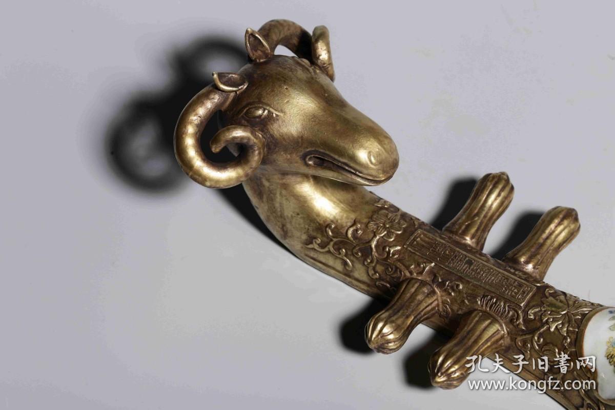 大清乾隆年制款描金羊首开窗珐琅彩琵琶摆件高25厘米