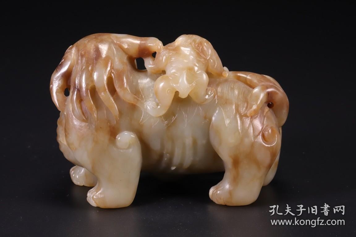 和田玉三狮滚绣球摆件 尺寸:9*5*7cm. 重量:376克.