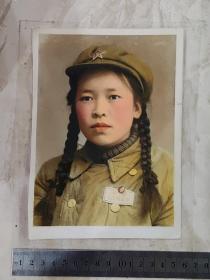 【老照片】早期上色《女军人》头戴五角星帽徽，有“中国人民解放军”胸标和毛主席胸章。已经过塑，看背部不像是后期翻拍，具体请自鉴！！！