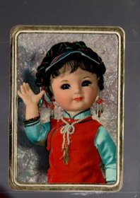 1977年 年历片【 1 张】民族娃娃。10x7cm。中国纺织品进出口总公司 【2】