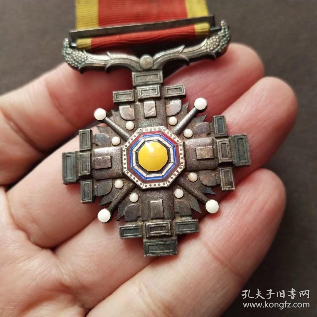 老徽章极美品伪满洲国时期景云勋功旌章银质珐琅彩的非常稀少保真保