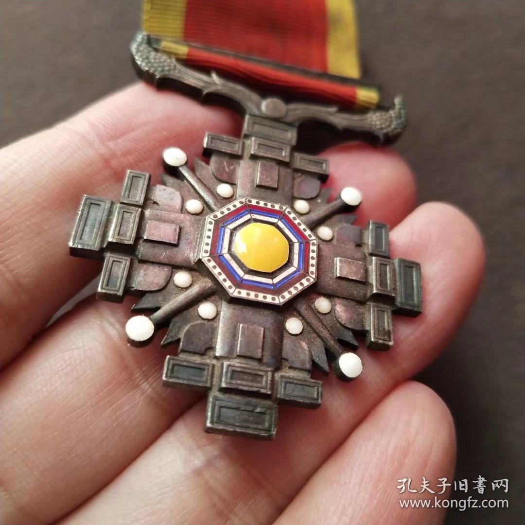 老徽章极美品伪满洲国时期景云勋功旌章银质珐琅彩的非常稀少保真保