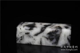 水墨芙蓉，真切动人。黑与白，永恒色调。上下一体，脉脉生辉。