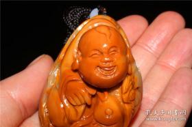 寿山汶洋石，老矿洞料子，原生石皮，童子摆件，吉祥喜庆。打磨度超高，福州工，文人钟情，雅士必备， 高贵典雅 值得入手！ 收藏佳品！此生与万福同在。赐福永年。