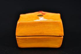 （丁3091）日本傳統工藝陶瓷器 北村雅耕作 《生肖香盒》原盒一件 干支香盒 生肖蛇 底部有“雅耕”款 可放香料、印泥等 尺寸：4.7*4.4*2.9cm 香盒，是用于盛裝焚香用的香料的小容器。過去的文人雅士，在讀書寫字、彈琴撫箏、品茗弈棋的時候，喜歡焚一爐香，以增添風雅的意趣。