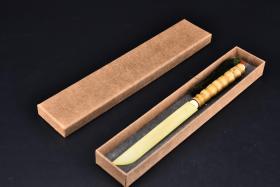 （丁7268）《裁纸刀》原盒一件 刀身为动物骨骼制作 刀把为罗汉竹制作 总长（不含流苏）：28.5cm 刀身长：16cm 刀身最宽：1.8cm。