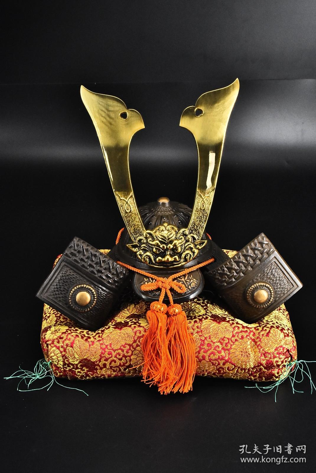 丁3219 高级美术铸物 日本初阵兜 原盒一套全带托垫日本武将兜金属摆件北日本新闻社69创刊85周年纪念含立物整体尺寸约 31 18 27cm 托垫尺寸 32 27 6cm 总重量 2 29kg 初阵就是日本武士元服后的首次战役 一般说来在日本战国时期 武将们的元服多半在13岁到16岁之间