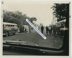 1950年代北京的大街和公交汽车老照片，车型为斯柯达706RO，拍摄地点可能是东单北大街向南拍摄崇文门内大街。25.4X20.6厘米