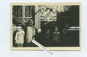 清末民初老北京四合院套方款古典木窗前，六名儿童合影老照片。6.5X4.5厘米。泛银
