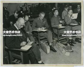 1945年12月27日，加州汉密尔顿场，国民党政府军事代表团团长朱世明将军等人，填写护照等信息表格，即将前往日本东京，监督远东国际军事法庭对第二次世界大战中日本首要甲级战犯的国际大审判。22.7X18厘米