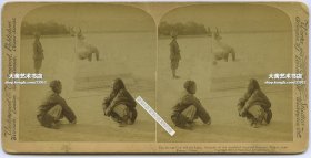 清末民国时期立体照片----1901年北京皇家颐和园被八国联军占领后，印度锡克士兵驻守时期（注意不是游览，而是驻军）在昆明湖畔铜牛边留影，旁边蹲着两名联军雇佣的当地百姓劳力。