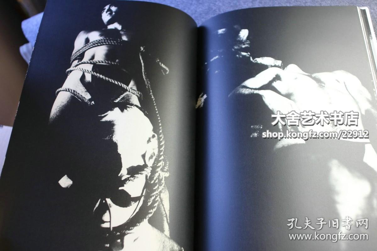 摄影师细江英公亲笔手写签名并钤印,借用三岛由纪夫的肉体,表现生命与