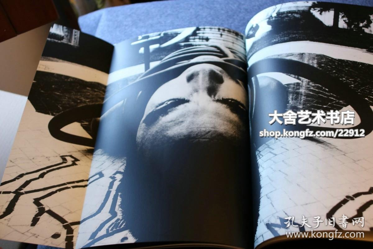 摄影师细江英公亲笔手写签名并钤印,借用三岛由纪夫的肉体,表现生命与