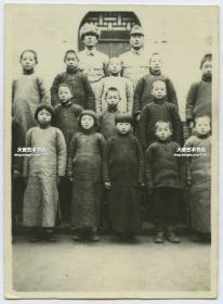 民国时期军人和中国儿童一起合影老照片。8.1X5.9厘米，泛银