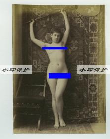 1880年代地毯前的少女蛋白老照片一张。13.6X9.9厘米。