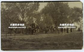 清代晚期持枪官兵作为保镖护送外国人教会车队行进老照片, 拍摄于安庆到徐州府的路途之上。14.2X8.6厘米。