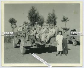 1940年代云南昆明驻华美国空军乘坐卡车，有中方职员夫妻一同合影老照片。11.9X9.6厘米，泛银。美军佩戴中缅印战区和航空队臂章