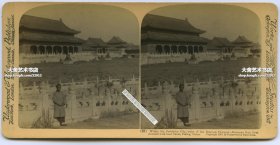 清末民国时期立体照片------1900年庚子事变八国联军占领北京后，长满杂草的北京紫禁城故宫太和门广场和清代百姓--